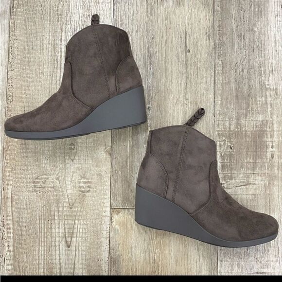 NIB Crocs Leigh Synthetic Suede Wedge Bootie in Espresso - Picture 2 of 5